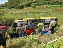 Jalan Amblas Saat Truck Pengangkut Batu Melintas, Mobil Pun Terjatuh 1 Penumpang Tewas Di TKP