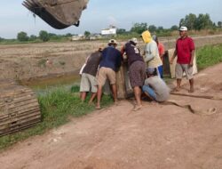 Warga Desa Sidang Makmur Membangun Gorong – Gorong Secara Swadaya