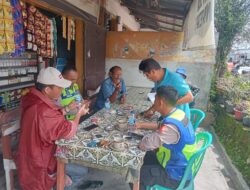 Secara Humanis, Anggota Sat Lantas Polres Humbahas Himbau Pedagang Untuk Ingatkan Pembeli Tidak Parkir Sembarangan