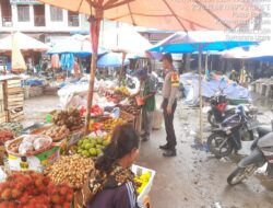 Kapolsek Porsea Turun Langsung Ke Pasar Tradisional Untuk Pantau Langsung Keamanan Dan Ketertiban Pasar