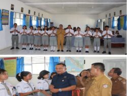 Pemkab Toba Serahkan KTP Kepada Pelajar