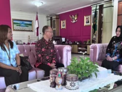 Bupati Bursel Dorong UT Buka Prodi Bahasa Mandarin
