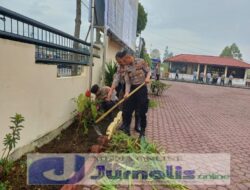 Peduli Lingkungan Kerja : Kapolres Humbahas AKBP Hary Ardianto SH SIK MH Laksanakan “Sabtu Bersih” Di Seputaran Mapolres