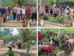 Personil Polres Sibolga Gotong Royong Bersihkan Pemakaman Umum Kota Sibolga