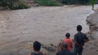 Saat Sedang Memancing, Warga Serbananti Sipispis ada kabar Hanyut, Warga Masih Melakukan Pencarian