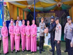 Kapolres Kaur Dan Ketua Bhayangkari Cabang Kaur Beserta Rombongan Memberikan Bingkisan Di Pos Pengamanan Pantai Pengubaian