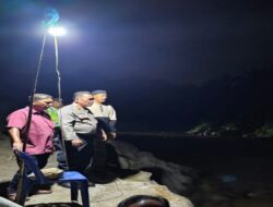 Camat Sipispis Dan Kades Serbananti Masih Melakukan Pencarian Korban Hanyut Di Sungai Bah Bolon Hingga Malam Hari