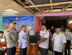 Kapolres Kaur Polda Bengkulu Peduli Stunting Melalui Penyerahan Bantuan Sosial di Desa Talang Marap