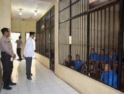 Kapolres Toba Bagikan Makanan Kepada Tahanan, Dalam Suasana Idul Adha