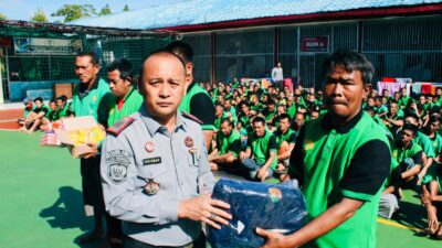 Pemenuhan Kebutuhan Dasar Dan Layanan Kesehatan WBP Lapas Siborongborong Bagikan Baju Seragam Dan Perlengkapan Mandi