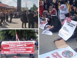 Digeruduk, Diduga Kasat Narkoba Dianggap Pengecut, Massa Tabur Bunga Dihalaman Mapolres Dan Pengadilan Negeri Tebing Tinggi