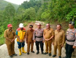 Pemda Bersama Polres Bursel Tinjau Lokasi Jalan Lintas Namlea – Namrole Yang Longsor Dan Putus