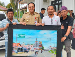 Pj.Bupati Varial Koleksi Lukisan Simpang Tiga Tugu Sulthan Thaha Saifuddin Karya Ketua PD IWO Tebo