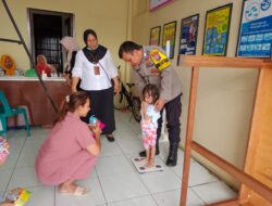 Pantau Posyandu Di Kelurahannya Bhabinkamtibmas Polres Sibolga Berikan Sosialisasi Kebakaran Kepada Warganya