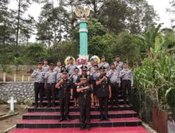 Pejabat Dan Pegawai Rutan Tarutung Ziarah Dan Tabur Bunga Di Taman Makam Pahlawan Tarutung