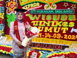 Disela Kesibukan Sebagai Kapus, Siti Hukamah.Mampu Raih Gelar Sarjana S2 MKM