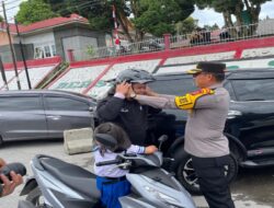 HUT LANTAS : Polres Taput Bagikan Helm Ke Sejumlah Pengendara Motor