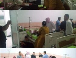 CALON WAKIL BUPATI DENNY SETIAWAN BESUK KELUWARGA DESA SUMBER HARAPAN DI RSUD KAUR .