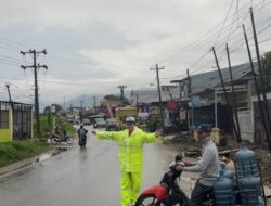 Tak Kenal Cuaca, Polwan Satlantas Polres Lakukan Gatur Pagi Hari Meskipun Turun Hujan