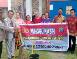 Kasat Binmas Polres Toba Jalin Komunikasi Dan Berikan Bantuan Alat Kebersihan Kepada Jemaat Gereja Di Minggu Kasih