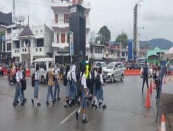 Walau Diguyur Hujan, Polantas Dan Dishub Toba Tetap Semangat Gatur Arus Lalu Lintas