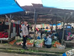 Sapa Pedagang Dan Pengunjung Pasar, Polsek Porsea Sampaikan Himbauan Kamtibmas