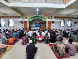 Satgas TMMD Kodim 0416/Bute Salat Jumat Bersama Warga Desa Teluk Kuali