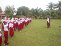 Satgas TMMD Ke-123 Kodim 0416/Bute Latih Siswa SD Negeri 06/VII Teluk Kuali Peraturan Baris Berbaris