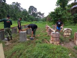 Satgas TMMD Ke-123 Bersama Warga Bangun Kandang Kambing Untuk Ketahanan Pangan