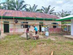 Gotong Royong Satgas TMMD Ke-123 Dan Warga Teluk Kuali Dalam Rehab MCK Madrasah