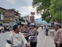 Satlantas Polres Toba Bagikan Takjil Kepada Pengendara Menjelang Berbuka Puasa