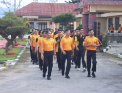 Kapolres Toba AKBP V.J. Parapaga Pimpin Push Up Bersama