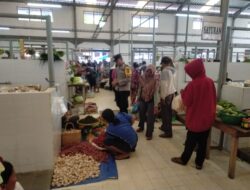 Bhabinkamtibmas Patroli Di Pasar Lumban Julu, Jaga Keamanan Dan Ketertiban