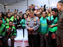 Kapolri Bagikan Sembako Dan Alat Bantu Disabilitas Di Puncak Bakti Kesehatan