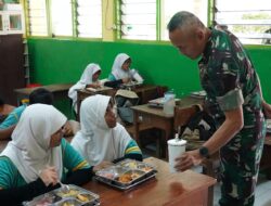 Danrem 051/Wijayakarta Mendampingi Pangdam Jaya Dalam Program Makan Bergizi Di SDN 05 Cipinang Jakarta Timur