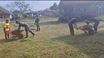 Jaga Kebersamaan, Satgas Yonif 642/Kps Laksanakan Kegiatan Gotong Royong Bersama Warga