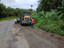 Manajemen PKS TSP Silau Padang  Bergotong Royong Bersama Camat Dan Masyarakat Sipispis