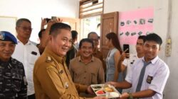 Bupati Nias Selatan, Sokhiatulo Laia Saat Pembagian Makanan Bergizi Gratis Kepada Siswa SMK Swasta BNKP Teluk Dalam