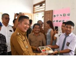 Bupati Nias Selatan, Sokhiatulo Laia Saat Pembagian Makanan Bergizi Gratis Kepada Siswa SMK Swasta BNKP Teluk Dalam