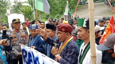 Mahasiswa Yang Tergabung Dalam Aliansi Cipayung Gunungsitoli – Nias Menggelar Unjuk Rasa Di DPRD Kabupaten Nias
