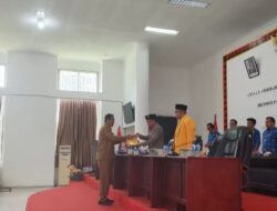 Wabup Nisel, Ir. Yusuf Nache, ST.,MM Saat Menyerahkan Berita Acara Akhir : Begini Pendapat Bupati Nisel Pada Ketua DPRD Nisel