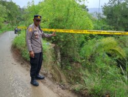 Kapolsek Silaen Beserta Anggota Dan Warga Pantau Jalan Longsor Dan Pasang Police Line Cegah Laka Lantas