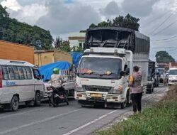 Kapolres Toba Respon Cepat Saat Antrian Panjang Mobil Isi BBM Di SPBU Silangit