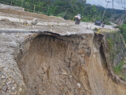 Badan Jalan Retak Di Onan Ganjang, Polres Humbahas Himbau Pengendara Hati-hati Melintas