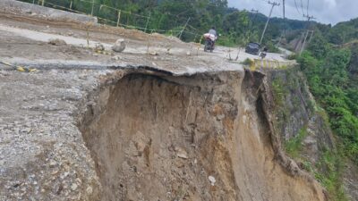 Badan Jalan Retak Di Onan Ganjang, Polres Humbahas Himbau Pengendara Hati-hati Melintas