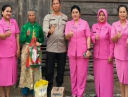 Tali Kasih Natal Polsek Lumban Julu Wujudkan Nyata Polri Peduli Sesama