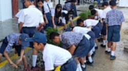 Kepala Sekolah SMP Negeri 1 Bawolato Meimanius Waruwu Gelar Aksi Bersih Lingkungan Sekolah