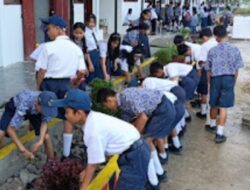 Kepala Sekolah SMP Negeri 1 Bawolato Meimanius Waruwu Gelar Aksi Bersih Lingkungan Sekolah