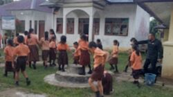 Kepala Sekolah SD Negeri 071051 Bawonaoha Tanozisokhi Telaumbanua Gelar Gerakan Bersih Lingkungan Sekolah