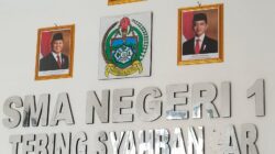 Berkali – Kali Ganti Kepsek, Staf Honorer TU “AS” SMA Negeri 1 Tebing Syahbandar Diduga Jarang Masuk Dan Sering Absen